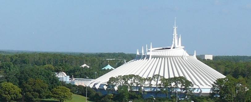 Space Mountain: an enclosed environment, with few external cues about its internal structures. Photo by author