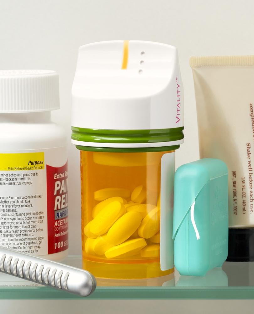 The GlowCaps connected pill bottle lid uses light and sound notifications to remind the user to take medication (image: GlowCaps)