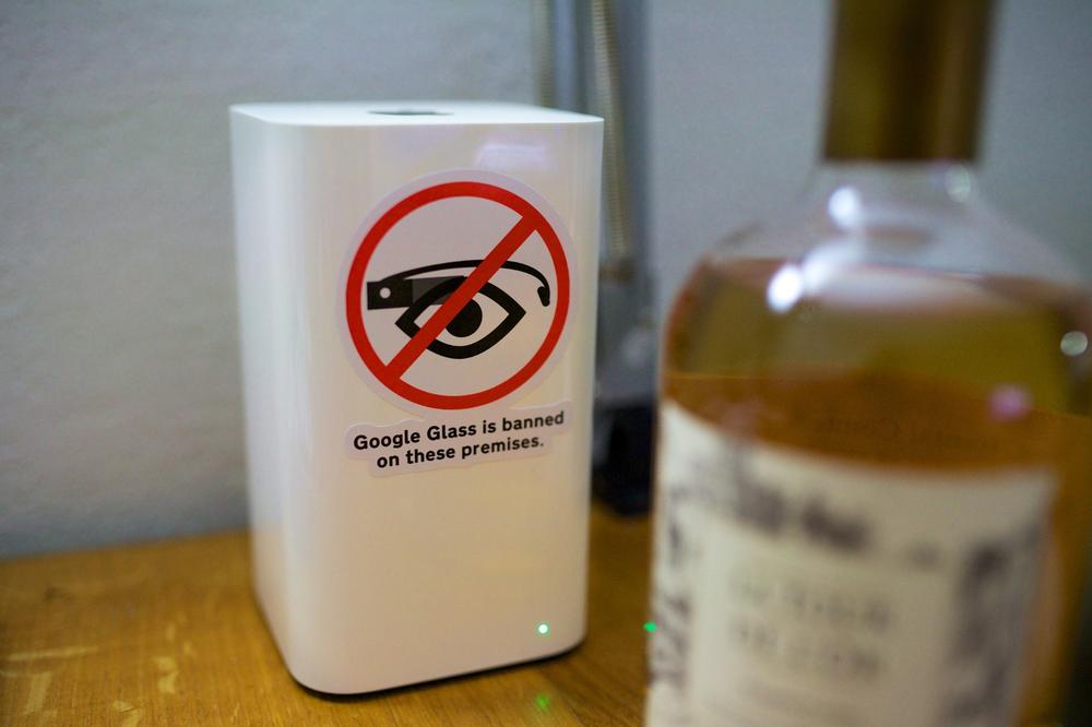 Sign banning Google Glass (image: LoKan Sardari)