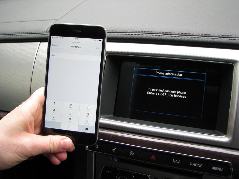 Pairing a Jaguar XF car to a smartphone with Bluetooth